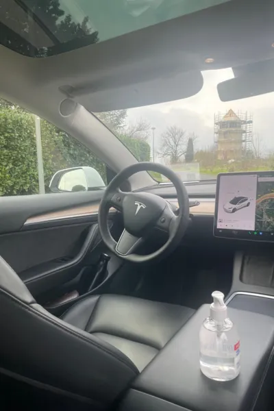 chauffeur prive bordeaux interieur tesla