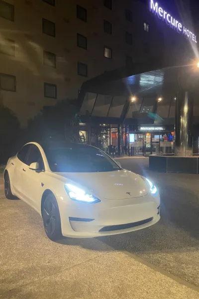 vtc bordeaux officiel accueillant personne en tesla