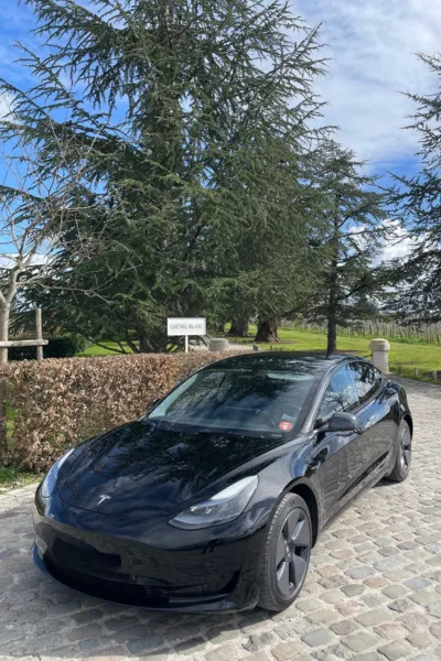 vtc bordeaux officiel accueillant personne dans sa voiture tesla