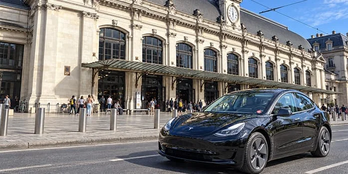 Voiture grise stationnée devant la gare de Bordeaux-Saint-Jean.